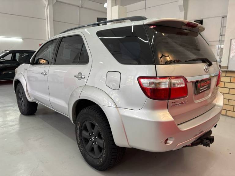 TOYOTA - HILUX SW4 - 2010/2010 - Prata - R$ 115.900,00