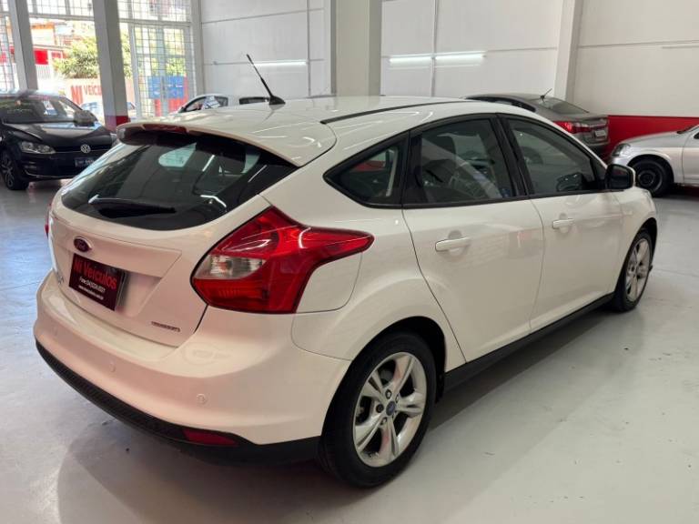 FORD - FOCUS - 2014/2015 - Branca - R$ 55.900,00