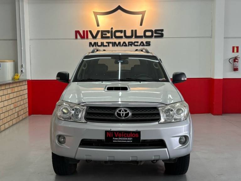 TOYOTA - HILUX SW4 - 2010/2010 - Prata - R$ 115.900,00