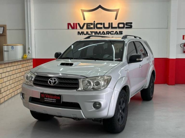 TOYOTA - HILUX SW4 - 2010/2010 - Prata - R$ 115.900,00