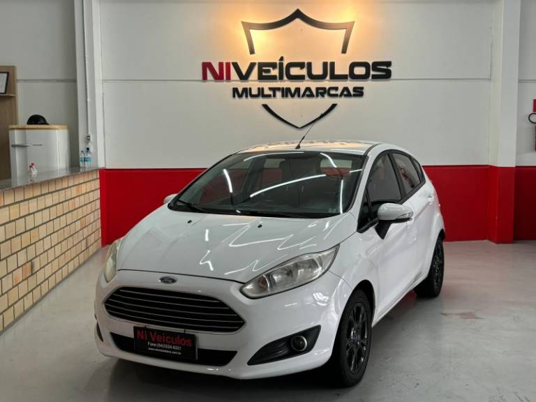 FORD - FIESTA - 2013/2014 - Branca - R$ 44.900,00
