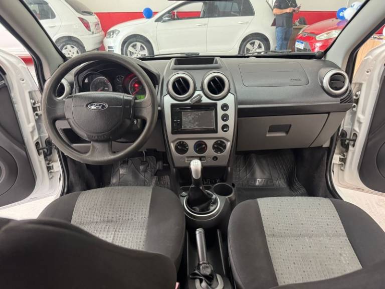 FORD - FIESTA - 2014/2014 - Branca - R$ 37.900,00