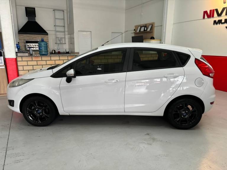 FORD - FIESTA - 2013/2014 - Branca - R$ 44.900,00