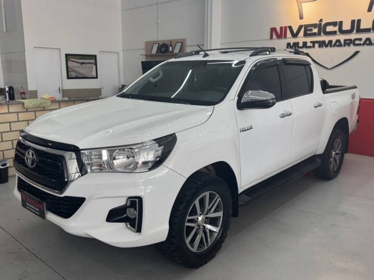TOYOTA - HILUX - 2019/2020 - Branca - R$ 199.900,00