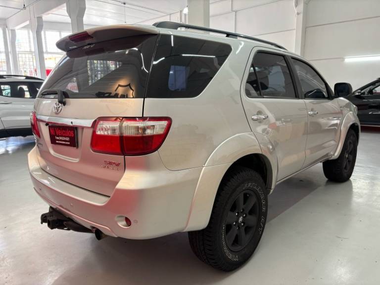 TOYOTA - HILUX SW4 - 2010/2010 - Prata - R$ 115.900,00