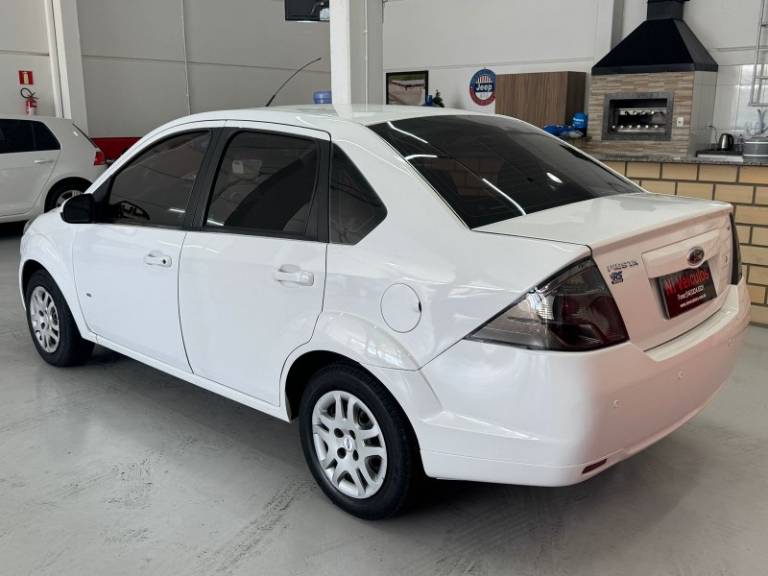 FORD - FIESTA - 2014/2014 - Branca - R$ 37.900,00