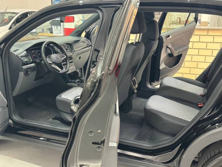 VOLKSWAGEN - T-CROSS - 2022/2023 - Preta - R$ 114.900,00