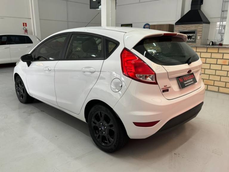 FORD - FIESTA - 2013/2014 - Branca - R$ 44.900,00