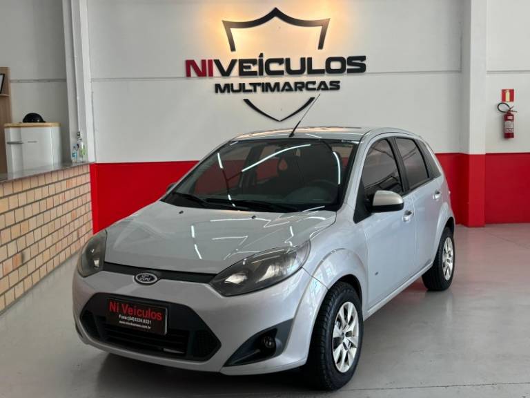 FORD - FIESTA - 2013/2014 - Prata - R$ 36.900,00