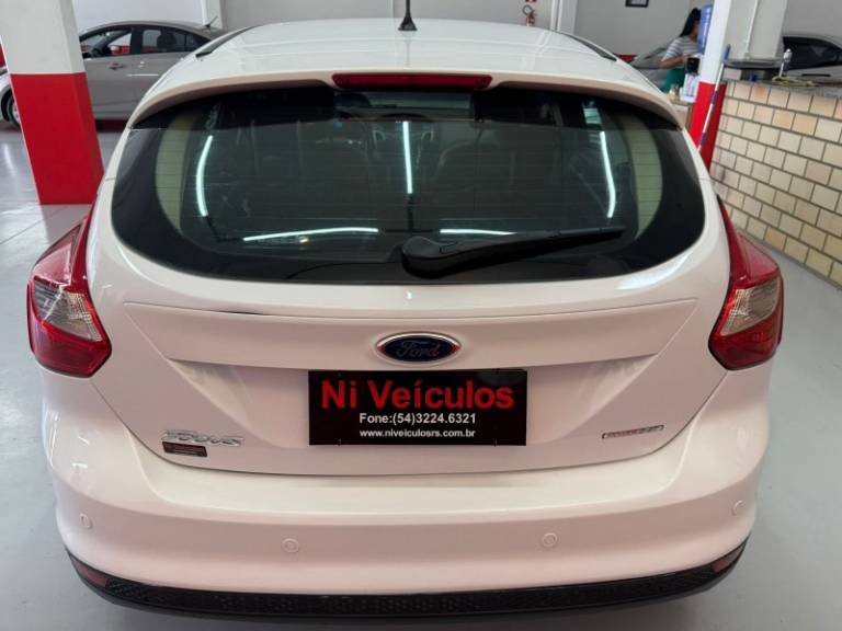 FORD - FOCUS - 2014/2015 - Branca - R$ 55.900,00