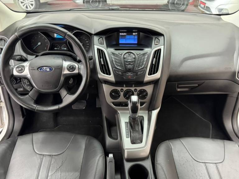 FORD - FOCUS - 2014/2015 - Branca - R$ 55.900,00