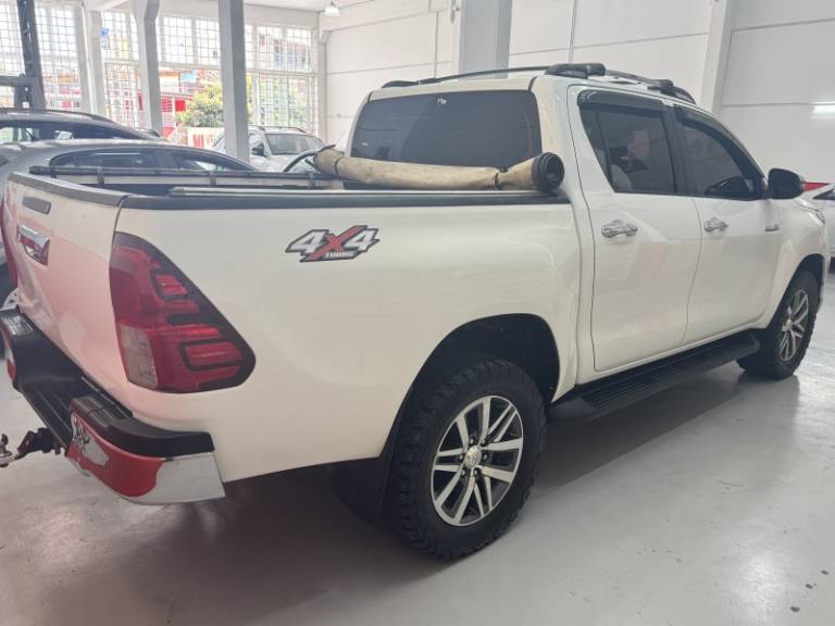 TOYOTA - HILUX - 2019/2020 - Branca - R$ 199.900,00