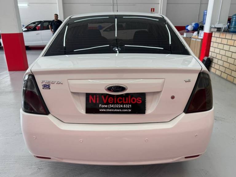 FORD - FIESTA - 2014/2014 - Branca - R$ 37.900,00