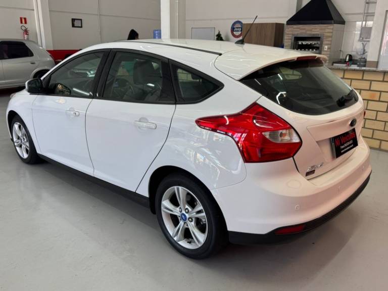 FORD - FOCUS - 2014/2015 - Branca - R$ 55.900,00