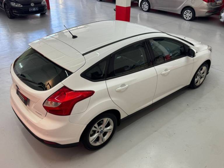 FORD - FOCUS - 2014/2015 - Branca - R$ 55.900,00
