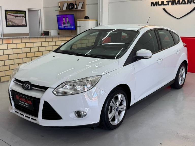 FORD - FOCUS - 2014/2015 - Branca - R$ 55.900,00