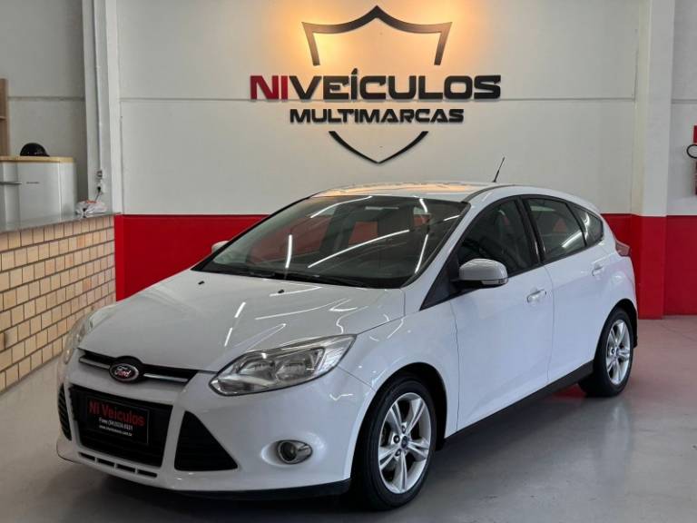 FORD - FOCUS - 2014/2015 - Branca - R$ 55.900,00