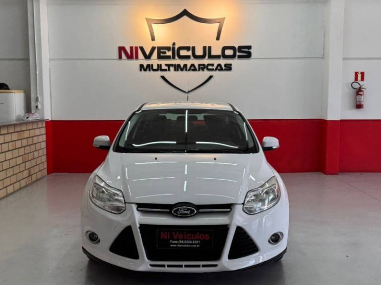FORD - FOCUS - 2014/2015 - Branca - R$ 55.900,00