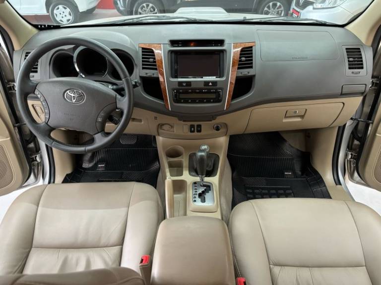 TOYOTA - HILUX SW4 - 2010/2010 - Prata - R$ 115.900,00