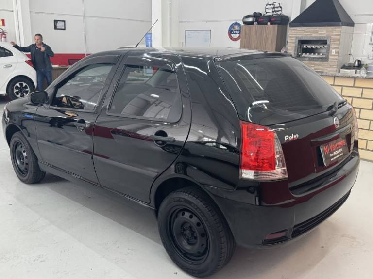 FIAT - PALIO - 2006/2007 - Preta - R$ 25.900,00