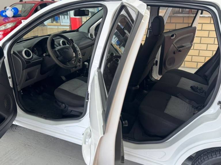 FORD - FIESTA - 2014/2014 - Branca - R$ 37.900,00