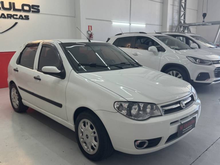 FIAT - PALIO - 2010/2011 - Branca - R$ 28.900,00