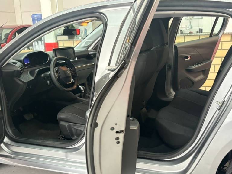 PEUGEOT - 208 - 2022/2023 - Prata - R$ 76.900,00