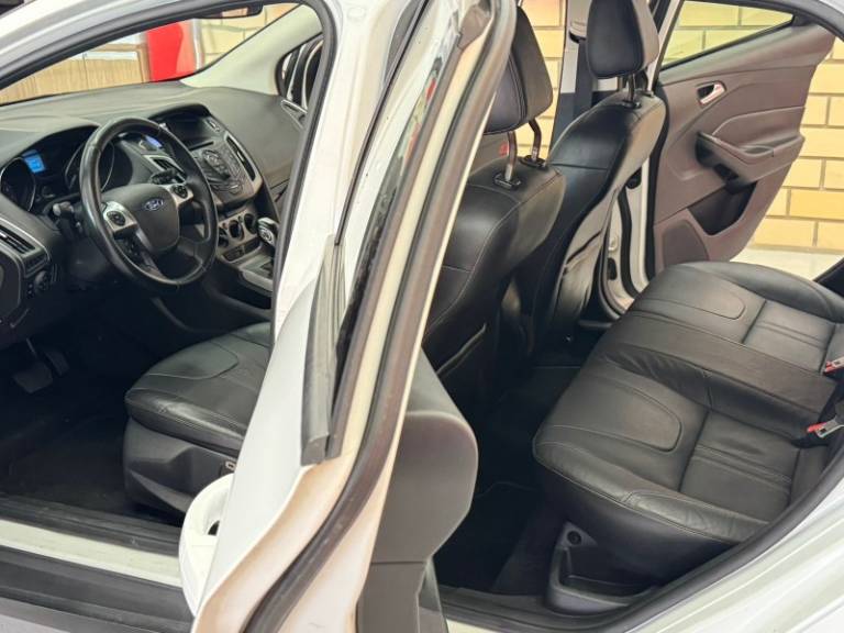 FORD - FOCUS - 2014/2015 - Branca - R$ 55.900,00