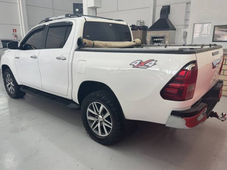 TOYOTA - HILUX - 2019/2020 - Branca - R$ 199.900,00