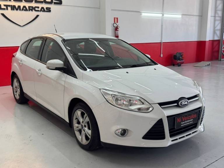 FORD - FOCUS - 2014/2015 - Branca - R$ 55.900,00