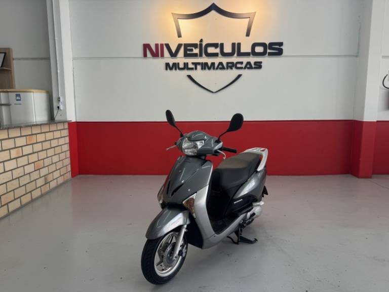 HONDA - LEAD 110 - 2010/2010 - Prata - R$ 8.900,00