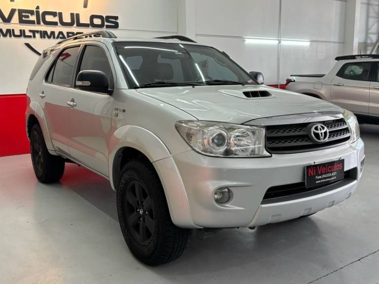 TOYOTA - HILUX SW4 - 2010/2010 - Prata - R$ 115.900,00