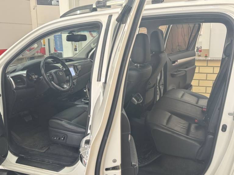 TOYOTA - HILUX - 2019/2020 - Branca - R$ 199.900,00