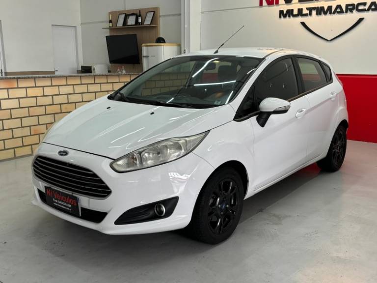 FORD - FIESTA - 2013/2014 - Branca - R$ 44.900,00